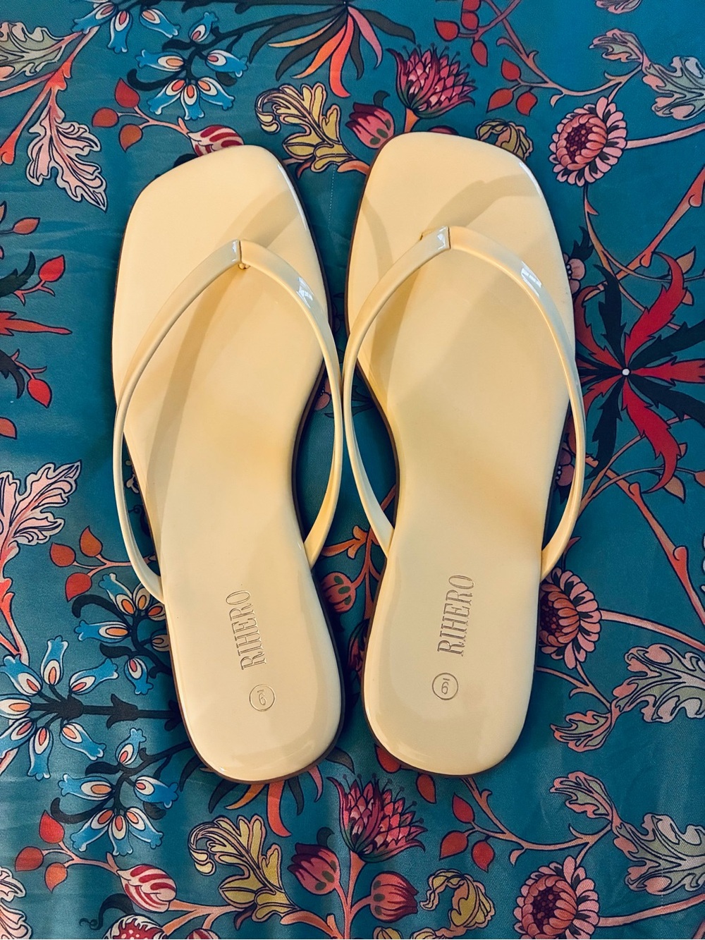 Riviero Women's Light Lemon Yellow Patent Square-Toe Flip Flop Sandals